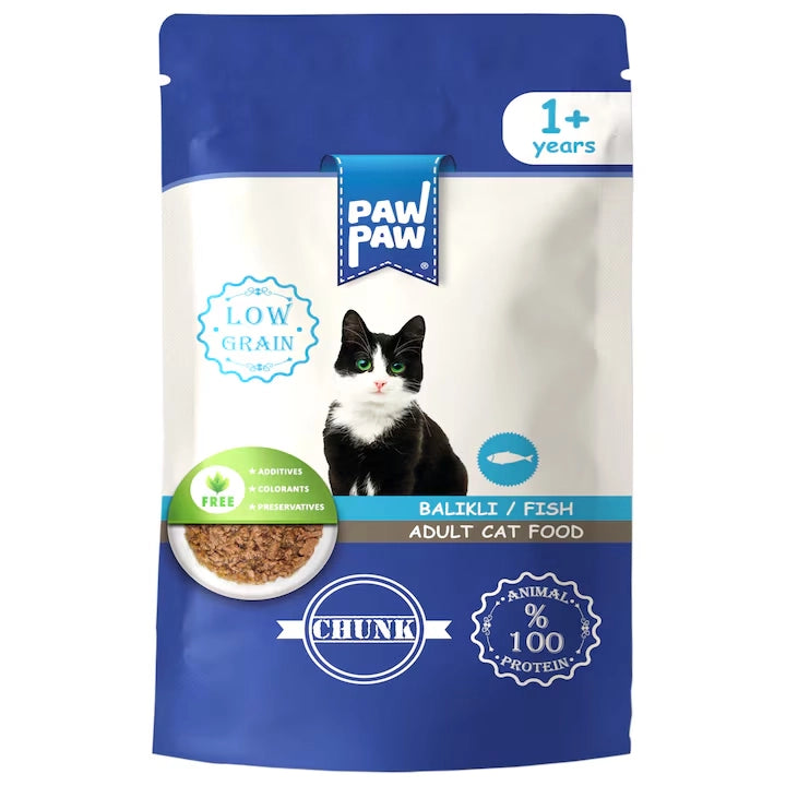 Plic de 85g cu hrană umedă PawPaw pentru pisici adulte, rețetă Low Grain cu bucăți de pește în sos, 100% proteine animale și fără aditivi.