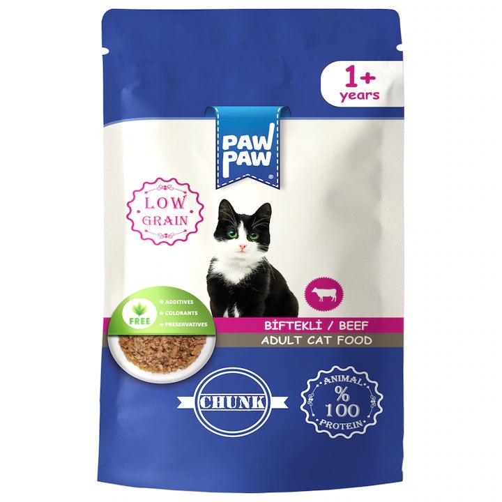 Plic de 85g cu hrană umedă PawPaw pentru pisici adulte, rețetă Low Grain cu bucăți de vită în sos, 100% proteine animale și fără aditivi.